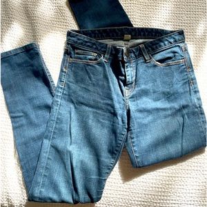 Banana Republic Mid Rise Stretch Jean Size 27. Great condition.